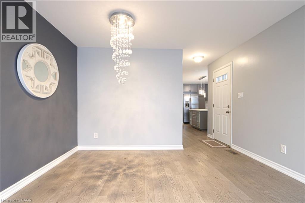 1601 SANDGATE Crescent Unit# Main, Mississauga, Ontario, L5J2E3 — Photo 4