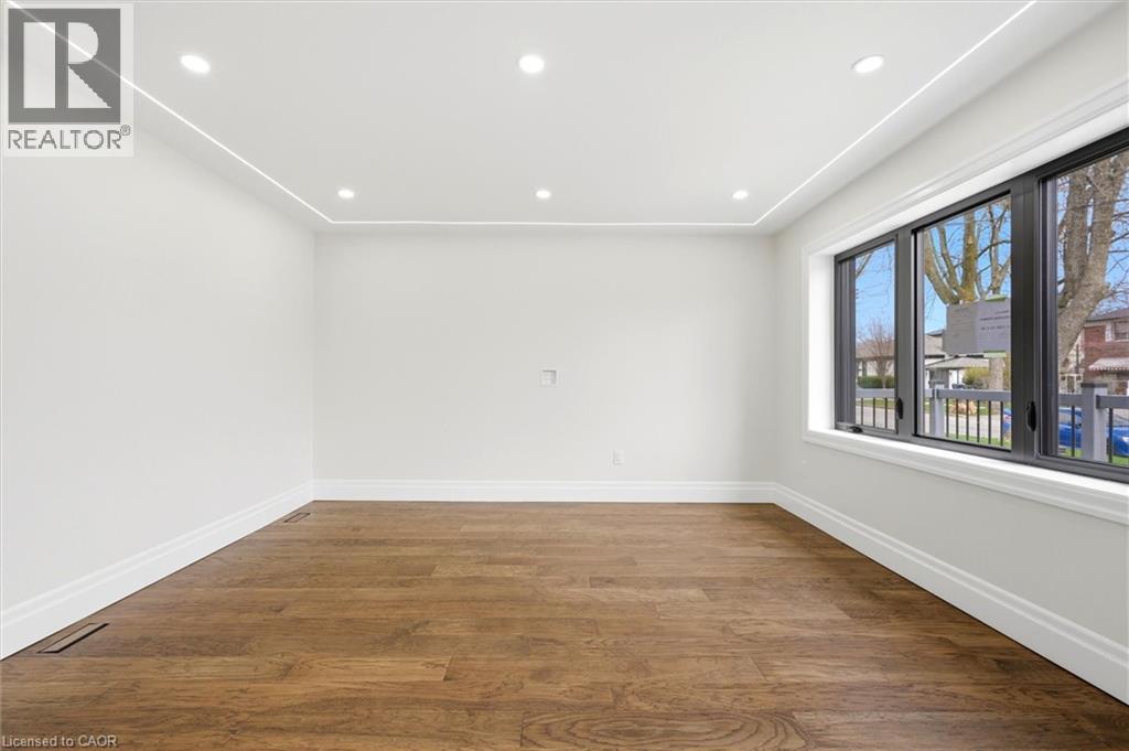 24 TREEVIEW Drive, Toronto, Ontario, M8W4B9 — Photo 5