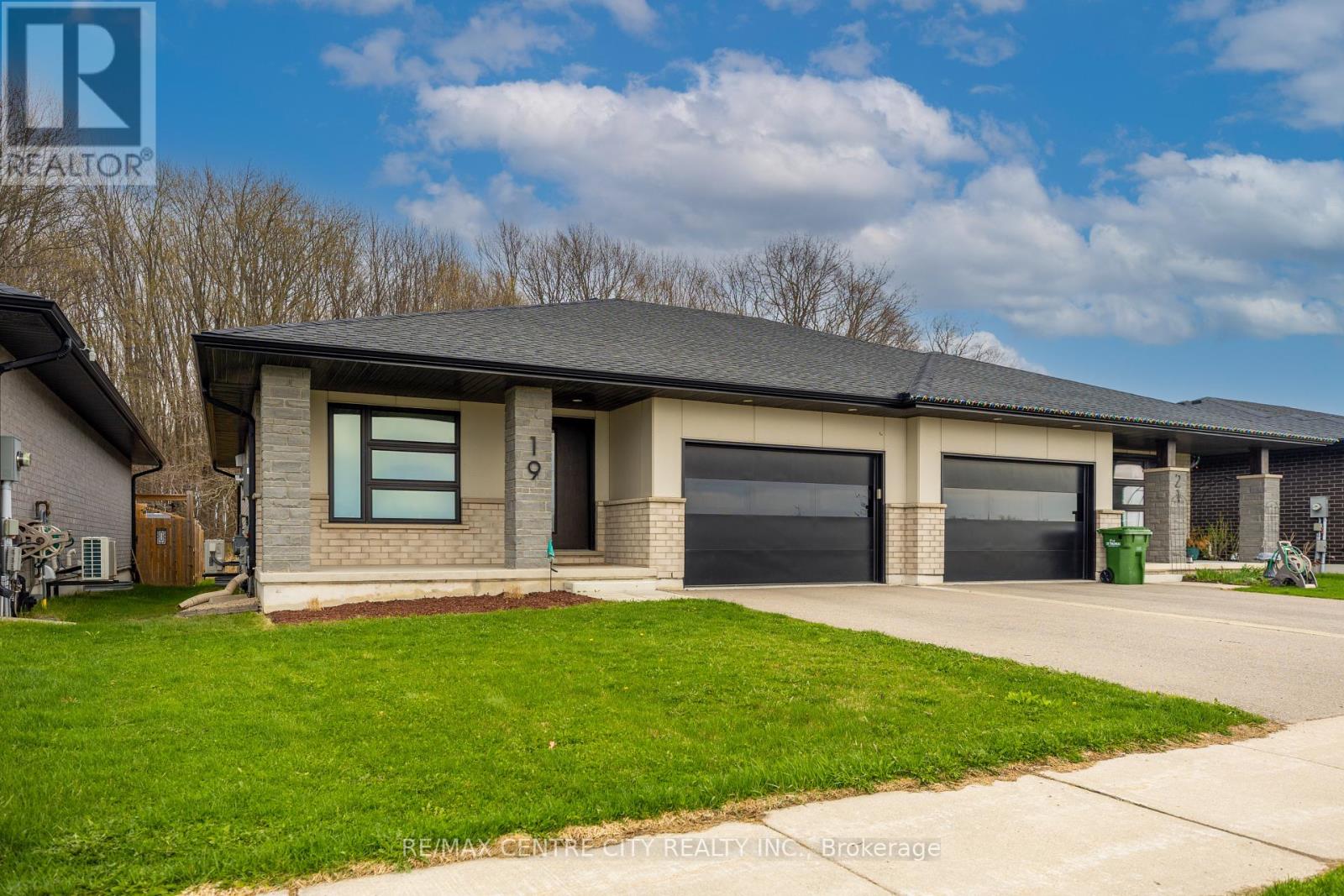 19 BENJAMIN PARKWAY, St. Thomas, Ontario, N5R0J1 — Photo 2