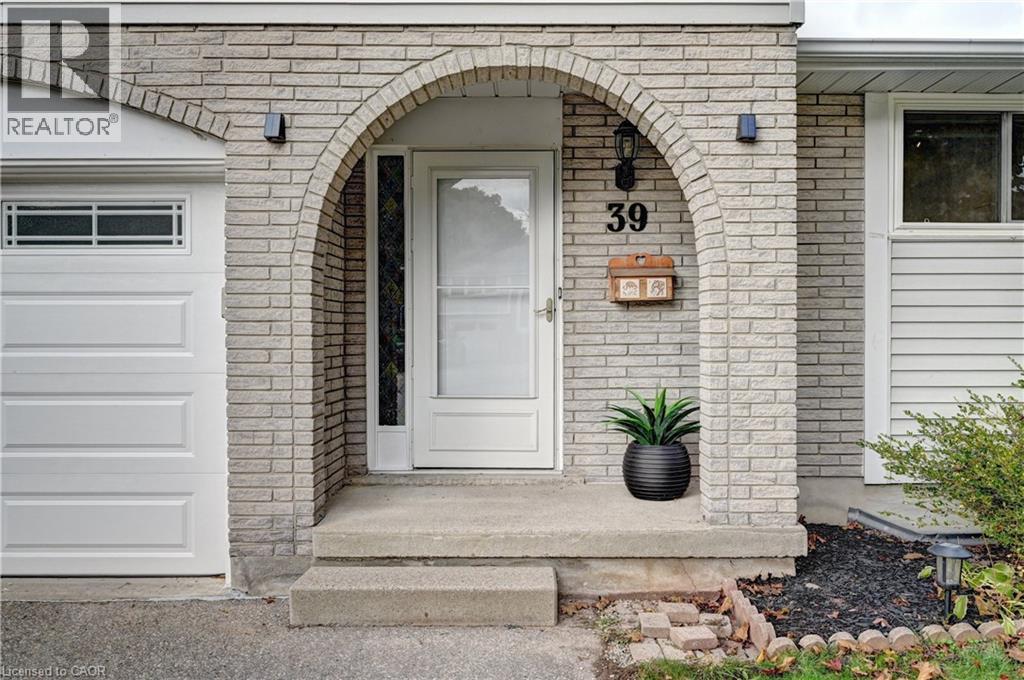 39 SOUTHWOOD Drive, Kitchener, Ontario, N2E2E6 — Photo 3