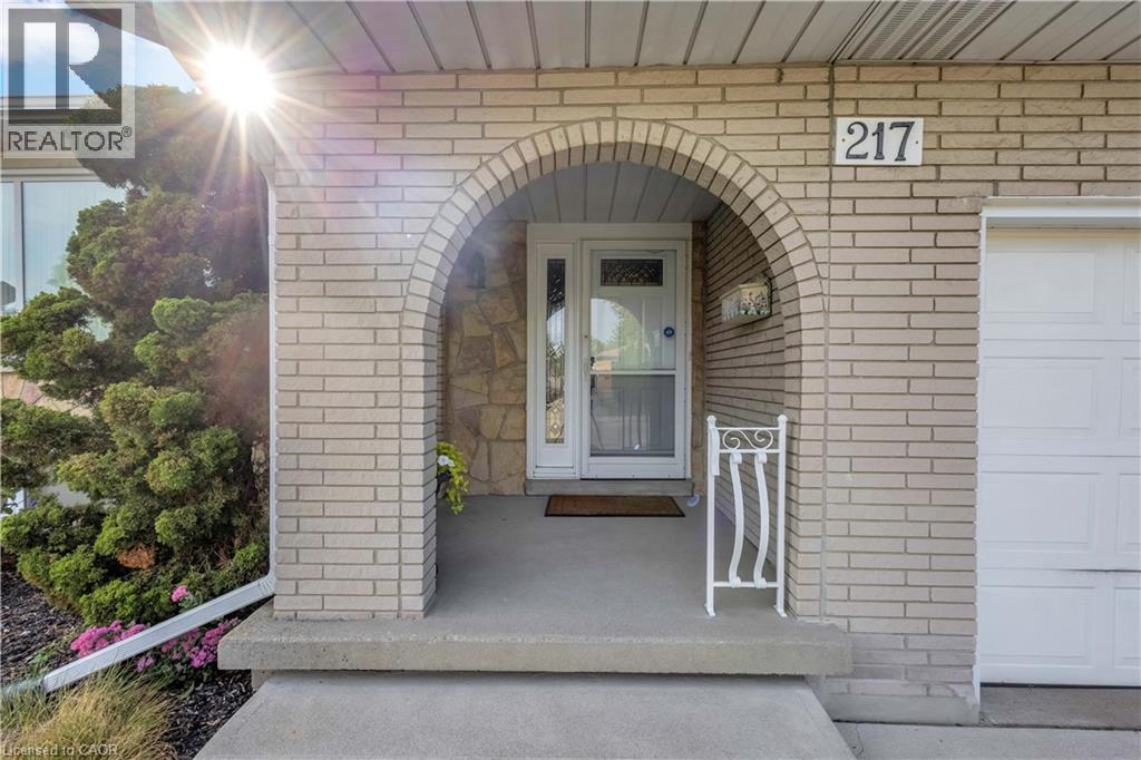 217 LAWNHURST Court, Hamilton, Ontario, L8V4R4 — Photo 3
