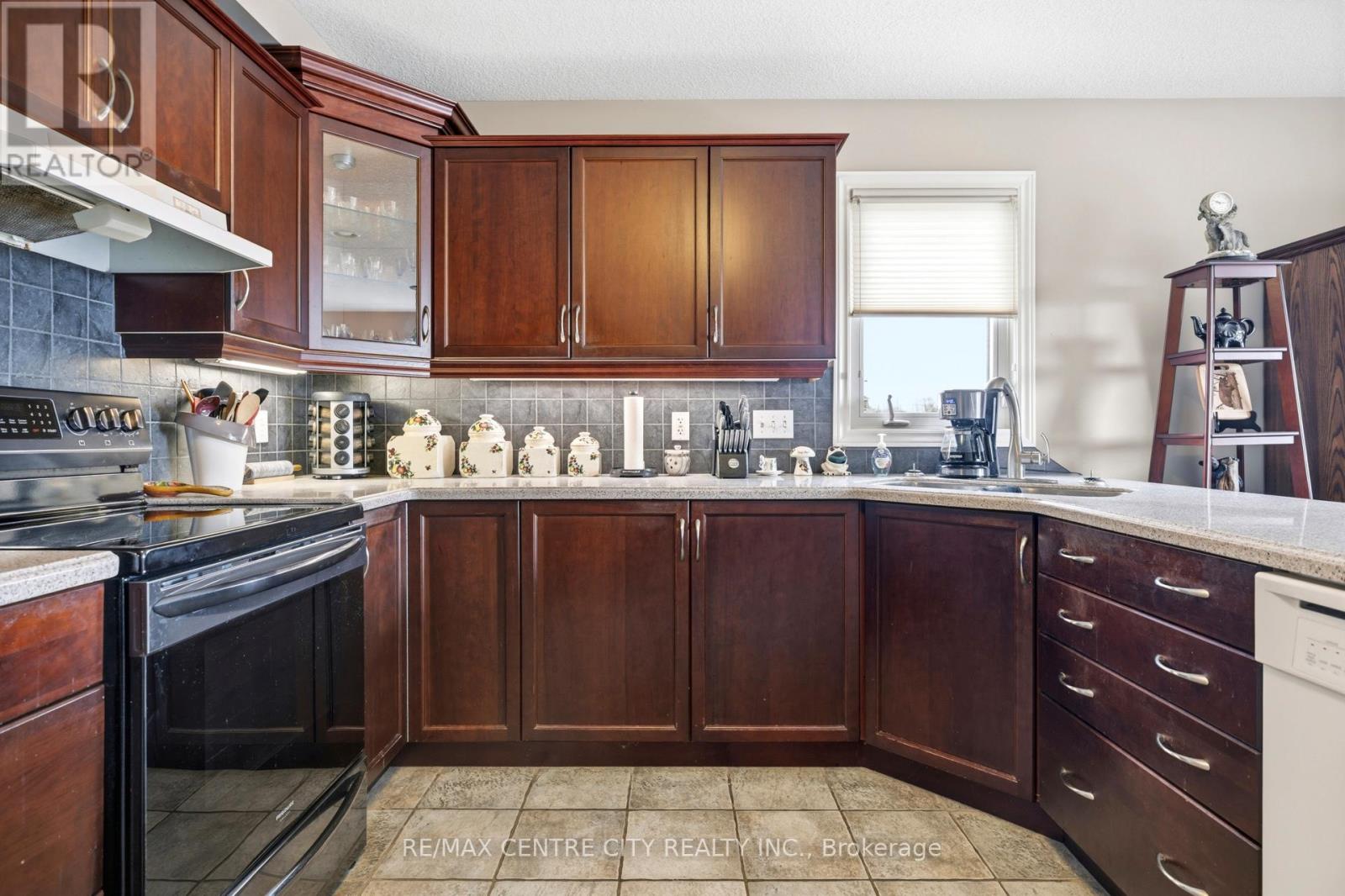 20 CHAMBERLAIN COURT, St. Thomas, Ontario, N5R0A4 — Photo 5