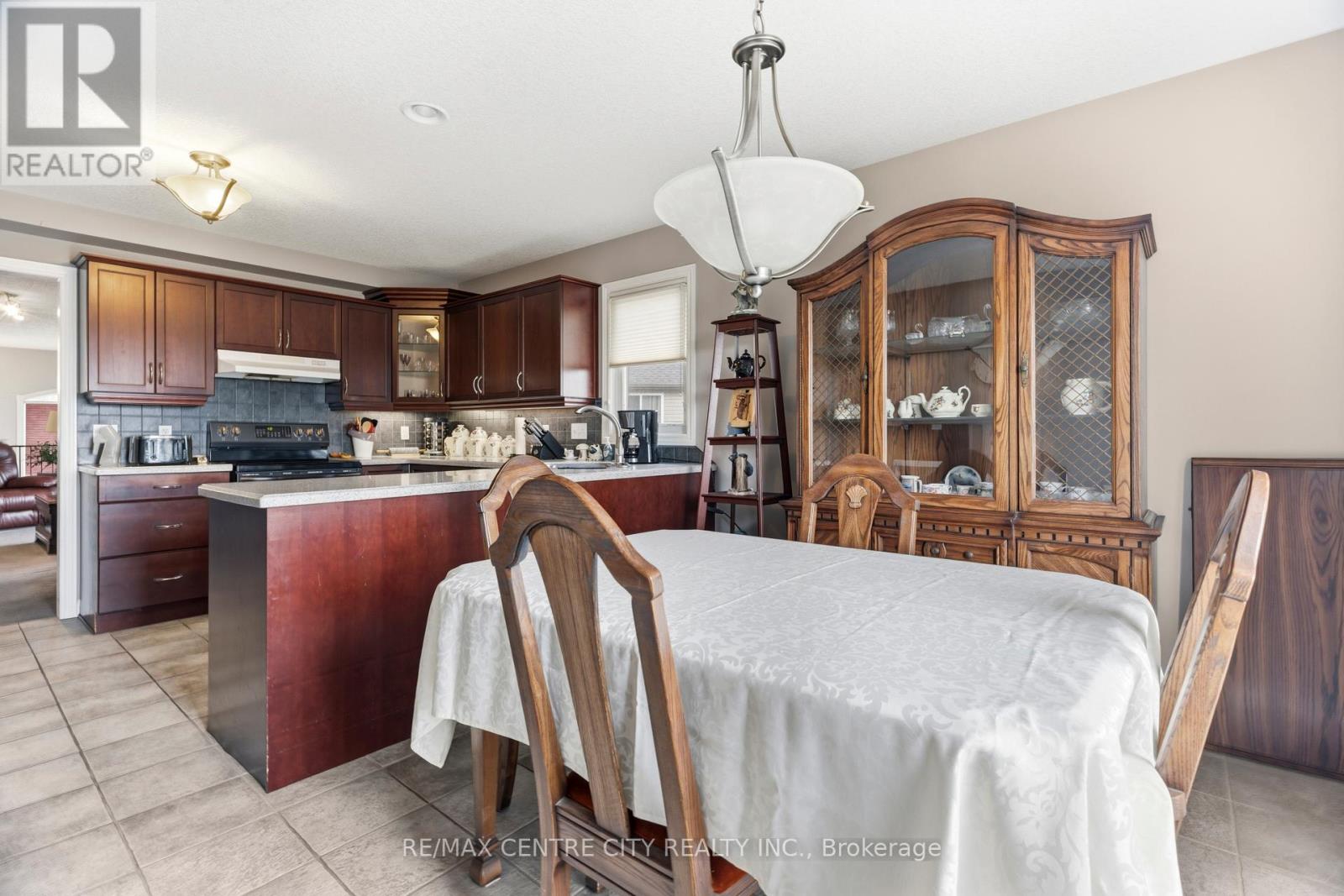 20 CHAMBERLAIN COURT, St. Thomas, Ontario, N5R0A4 — Photo 6