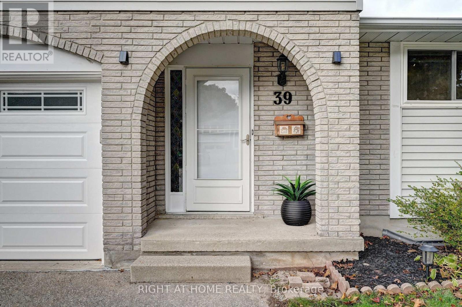 39 SOUTHWOOD DRIVE, Kitchener, Ontario, N2E2E6 — Photo 3