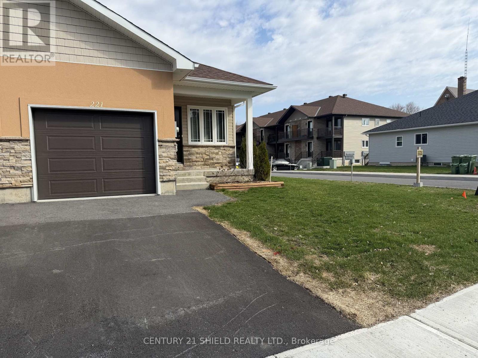 221 THIRD STREET W, Cornwall, Ontario, K6J0B6 — Photo 2