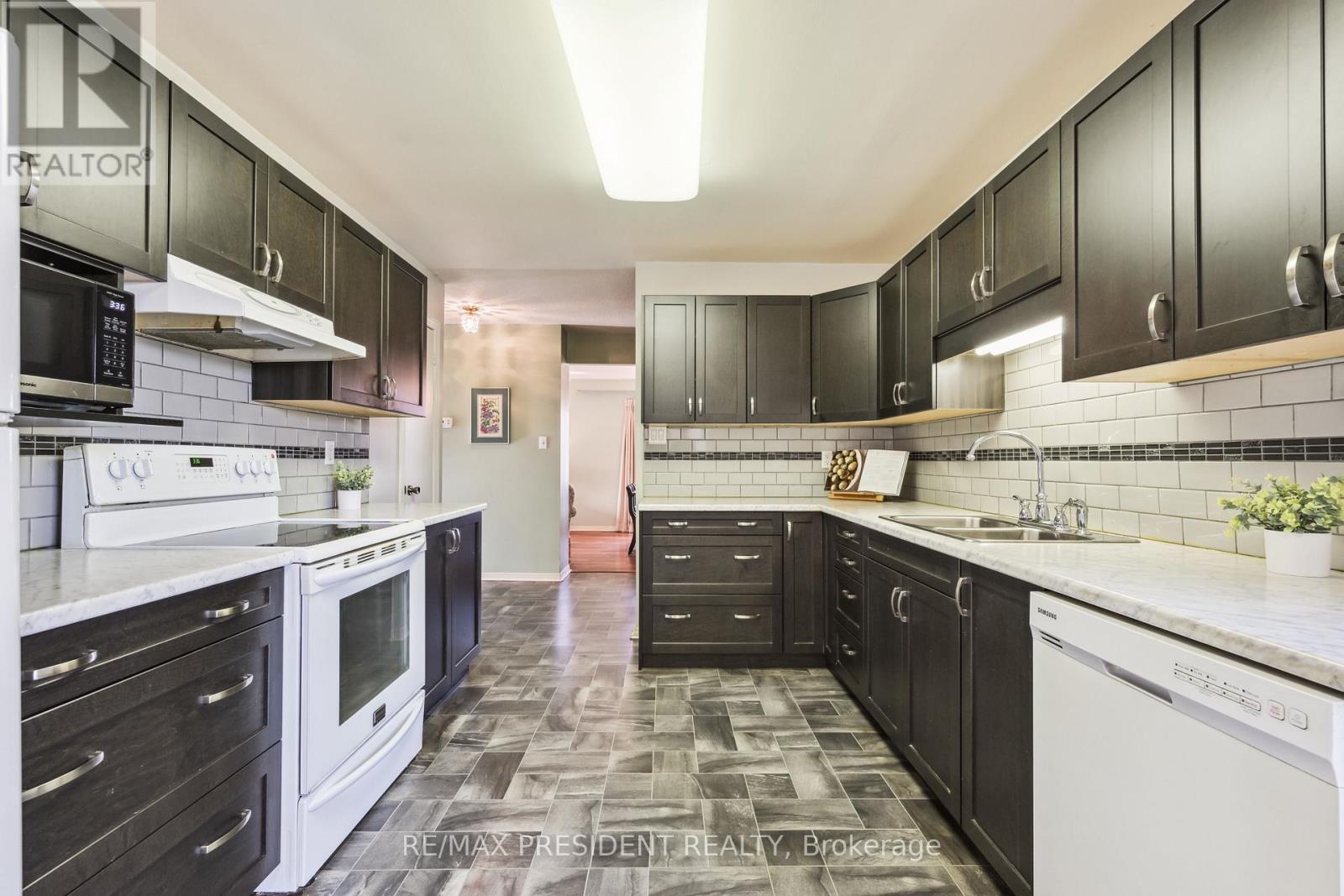 384 CENTRE STREET N, Brampton (Brampton North), Ontario, L6V3L6 — Photo 11