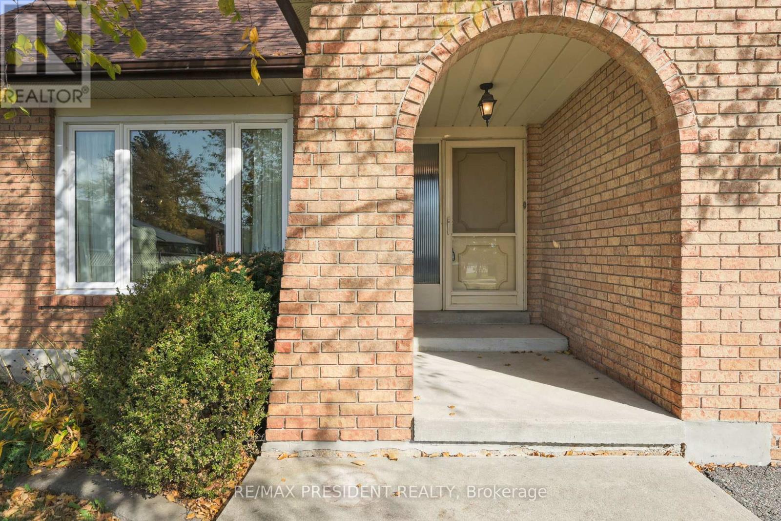 384 CENTRE STREET N, Brampton (Brampton North), Ontario, L6V3L6 — Photo 4