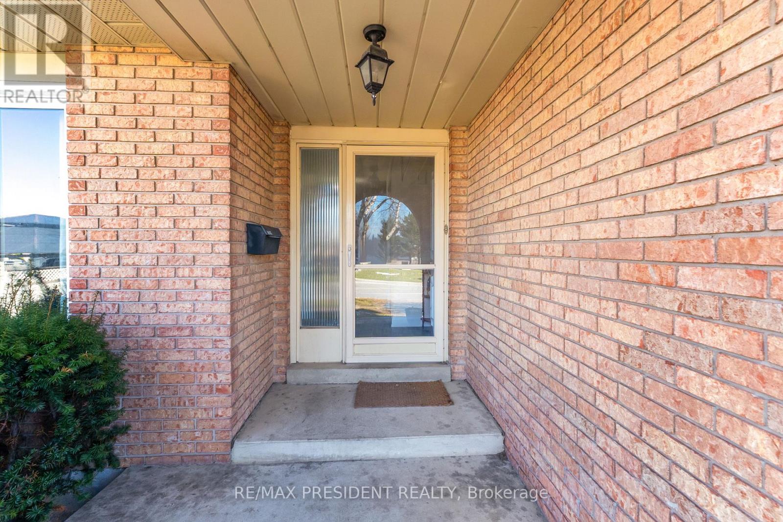 384 CENTRE STREET N, Brampton (Brampton North), Ontario, L6V3L6 — Photo 5