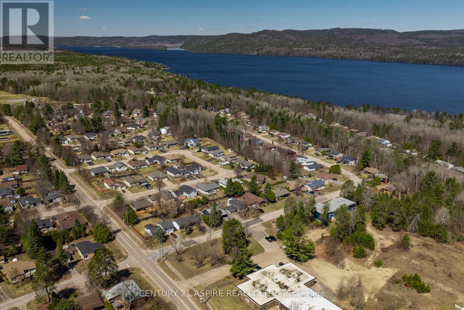 93 FRONTENAC CRESCENT, Deep River, Ontario, K0J1P0 — Photo 2