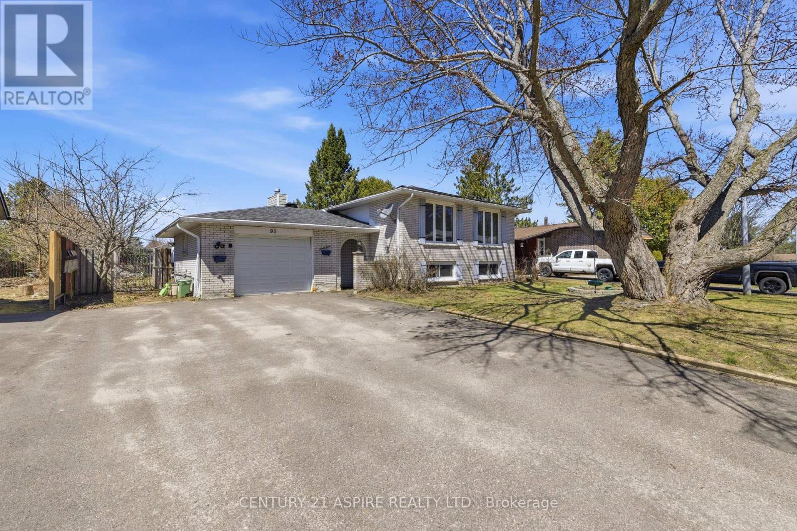 93 FRONTENAC CRESCENT, Deep River, Ontario, K0J1P0 — Photo 3