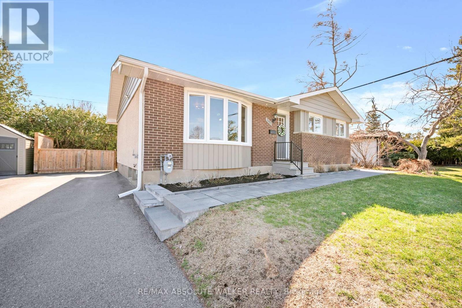 2052 VALLEY DRIVE, Ottawa, Ontario, K1G2P4 — Photo 2