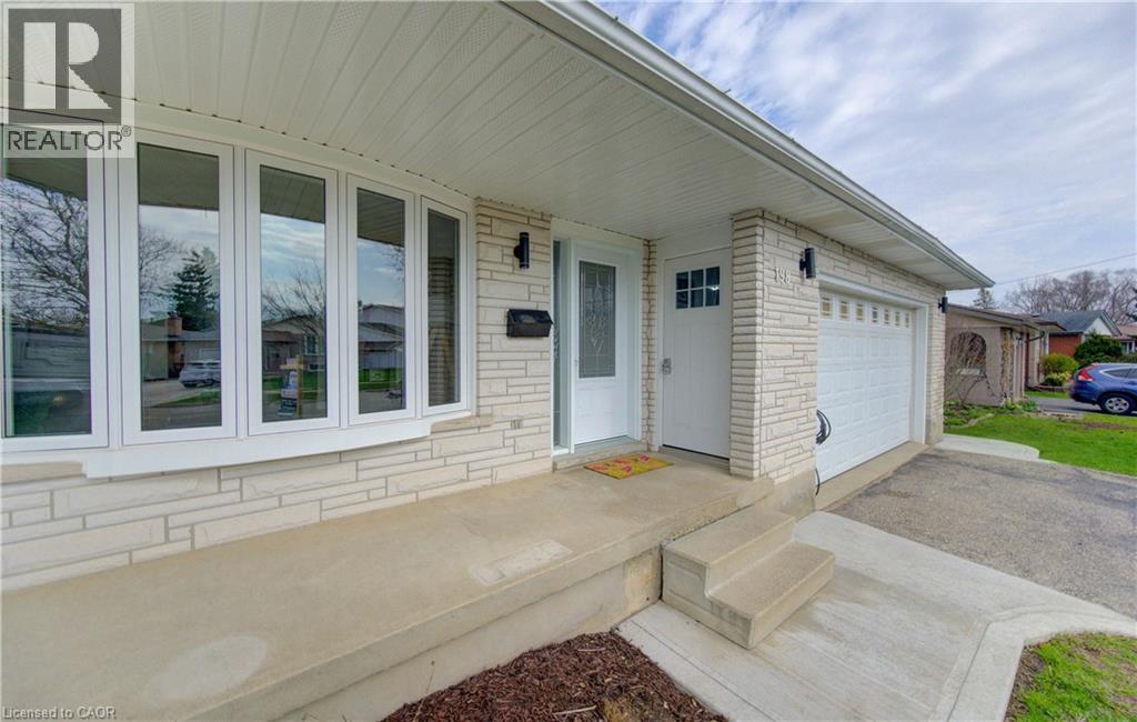 198 THE COUNTRY Way, Kitchener, Ontario, N2E2P4 — Photo 3