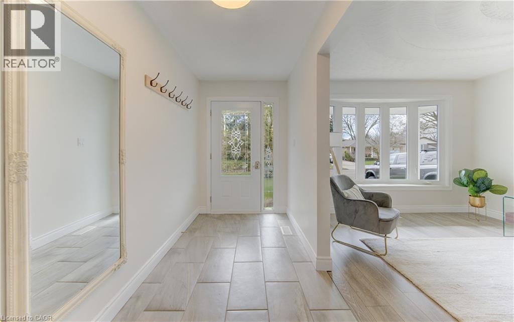 198 THE COUNTRY Way, Kitchener, Ontario, N2E2P4 — Photo 4