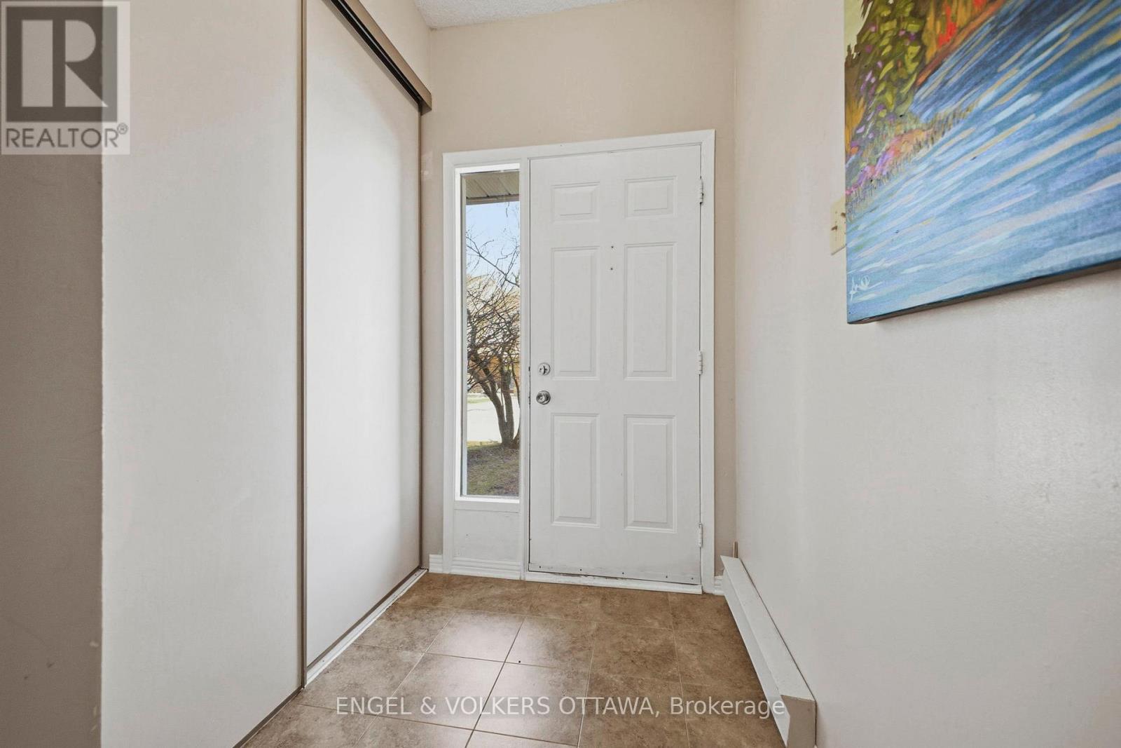 17 DURBIN COURT, Ottawa, Ontario, K2L3T7 — Photo 2