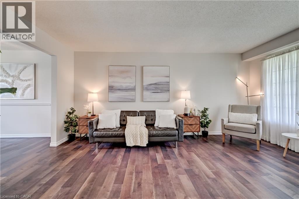 33 CARLYLE Place, Kitchener, Ontario, N2P1B6 — Photo 2