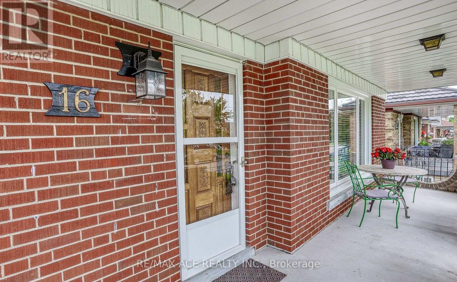 MAIN - 16 MARTA AVENUE, Toronto (Clairlea-Birchmount), Ontario, M1K1V7 — Photo 2
