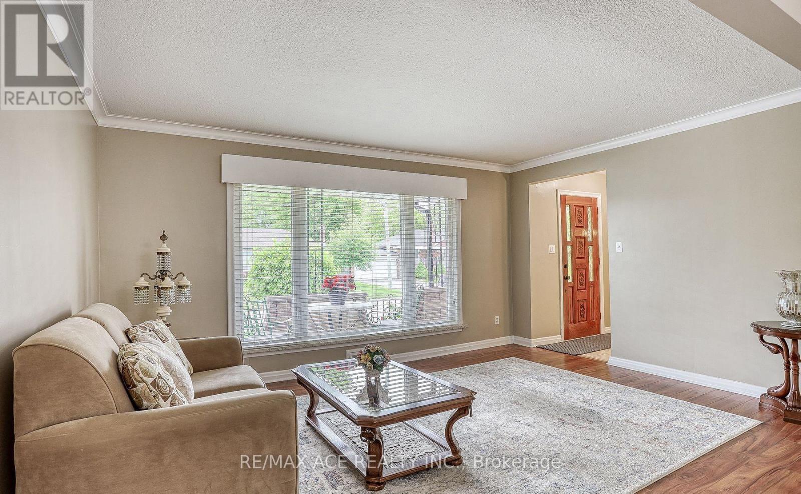MAIN - 16 MARTA AVENUE, Toronto (Clairlea-Birchmount), Ontario, M1K1V7 — Photo 3