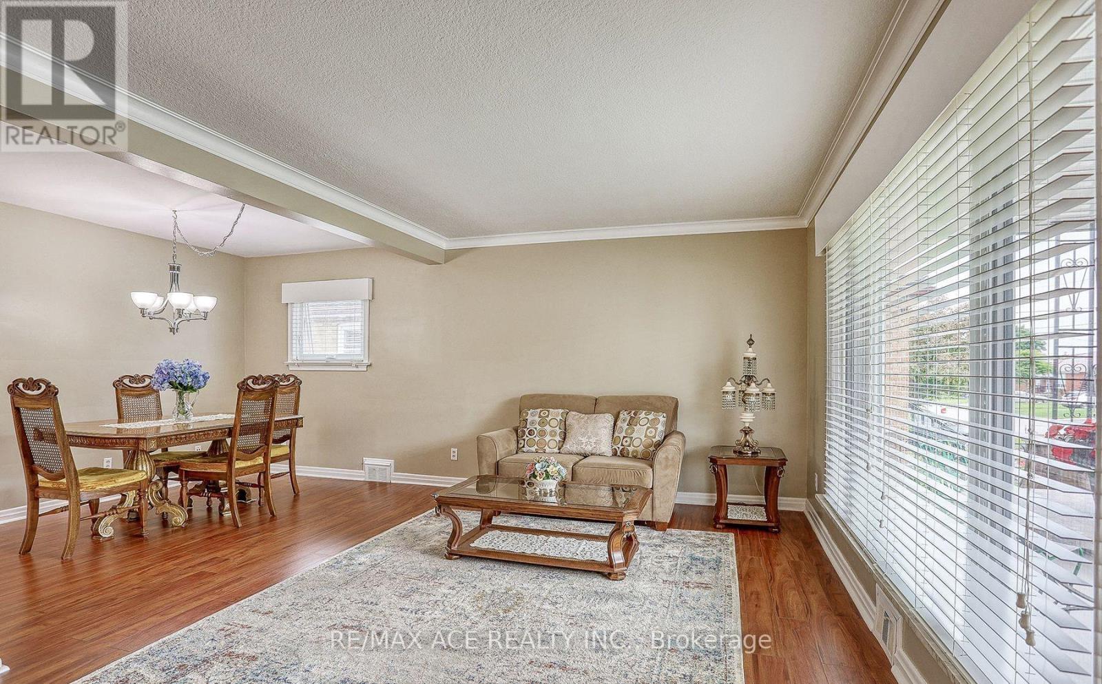 MAIN - 16 MARTA AVENUE, Toronto (Clairlea-Birchmount), Ontario, M1K1V7 — Photo 4