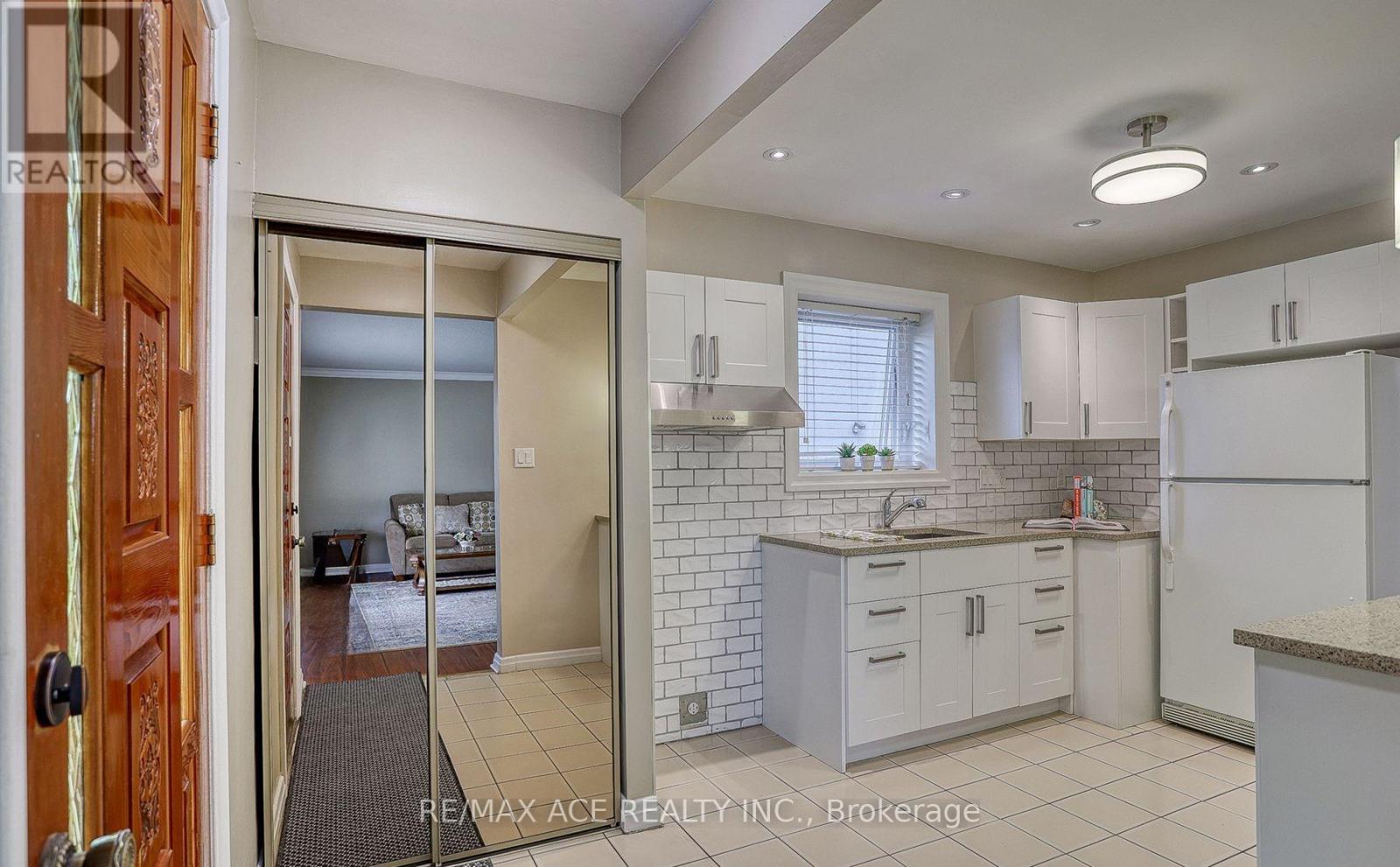 MAIN - 16 MARTA AVENUE, Toronto (Clairlea-Birchmount), Ontario, M1K1V7 — Photo 7