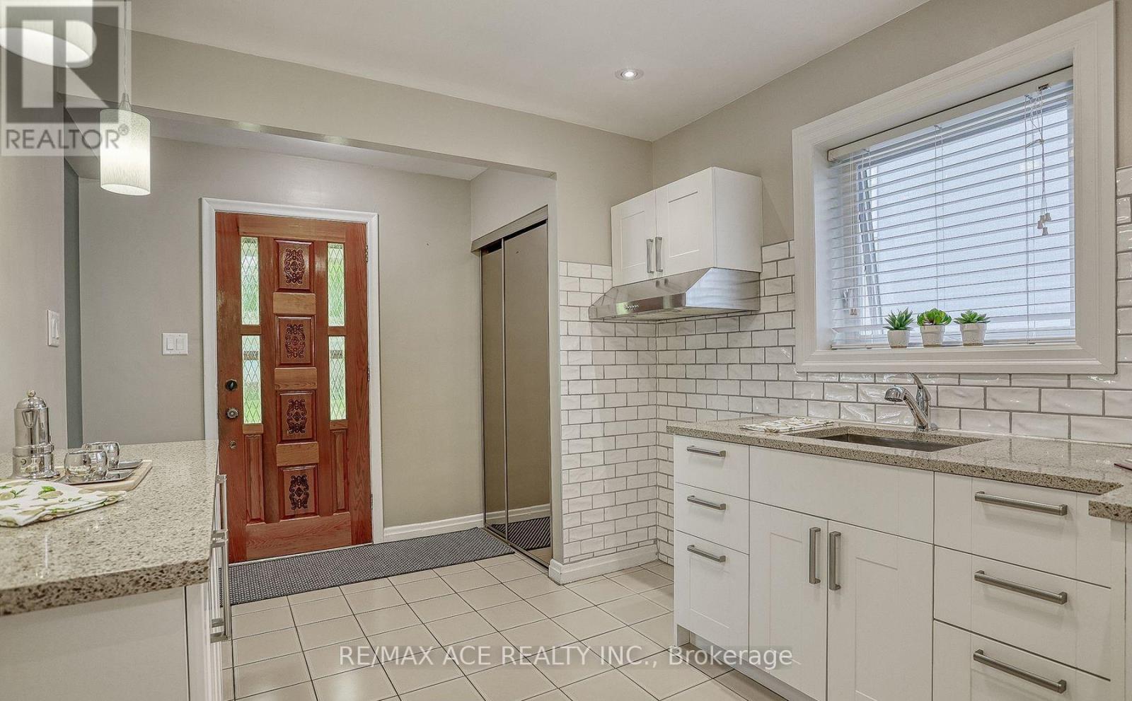 MAIN - 16 MARTA AVENUE, Toronto (Clairlea-Birchmount), Ontario, M1K1V7 — Photo 8