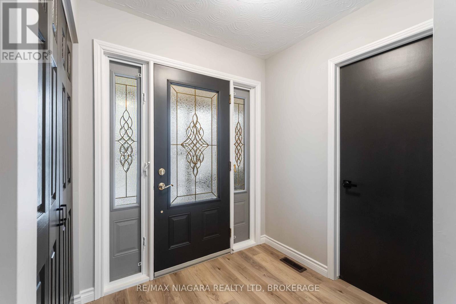 10 DONEGEL PLACE, Hamilton (Bruleville), Ontario, L9A4Z6 — Photo 2