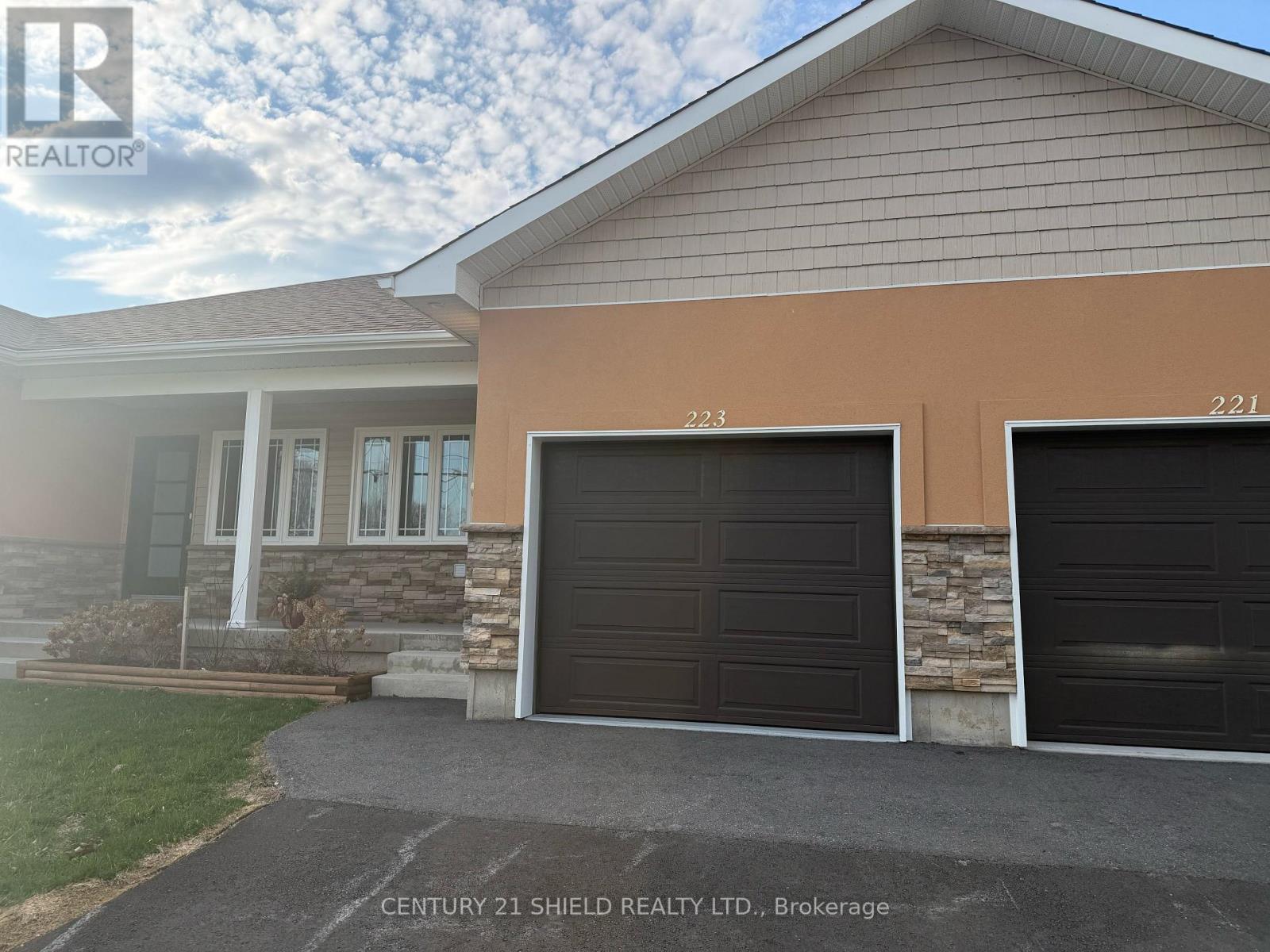 223 THIRD STREET W, Cornwall, Ontario, K6J0B6 — Photo 2