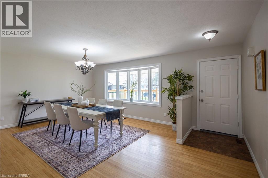 11 MONTOUR Place, Brantford, Ontario, N3R5E4 — Photo 4