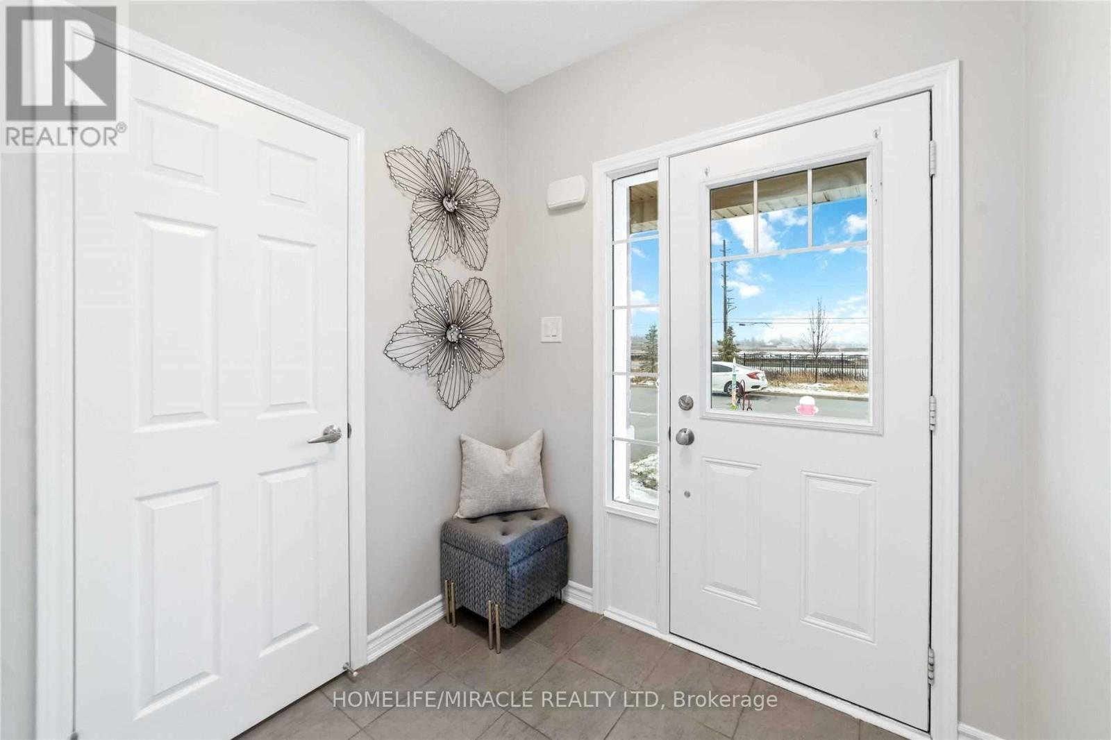 21 DONLAMONT CIRCLE, Brampton (Northwest Brampton), Ontario, L7A4T5 — Photo 2