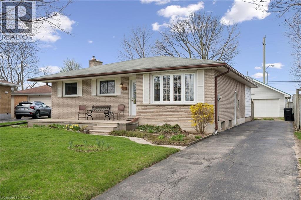 26 PARKHILL Court, Kitchener, Ontario, N2C2C4 — Photo 2