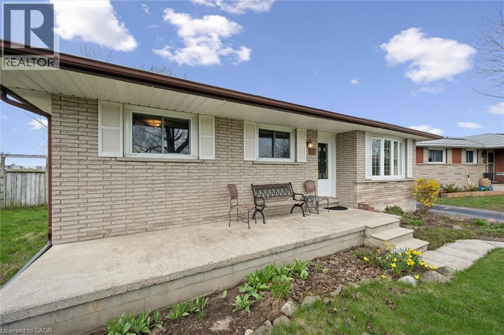 26 PARKHILL Court, Kitchener, Ontario, N2C2C4 — Photo 3