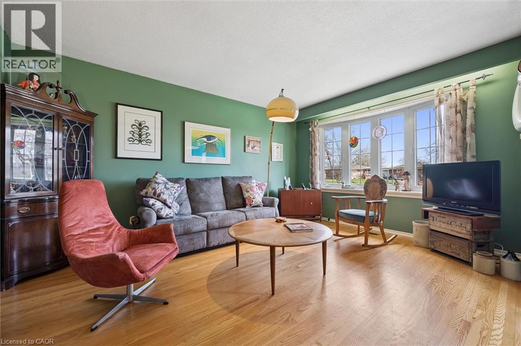 26 PARKHILL Court, Kitchener, Ontario, N2C2C4 — Photo 4