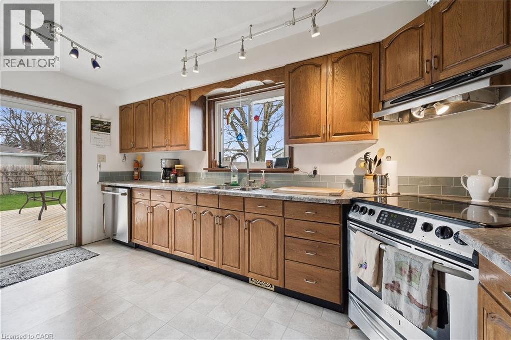 26 PARKHILL Court, Kitchener, Ontario, N2C2C4 — Photo 9