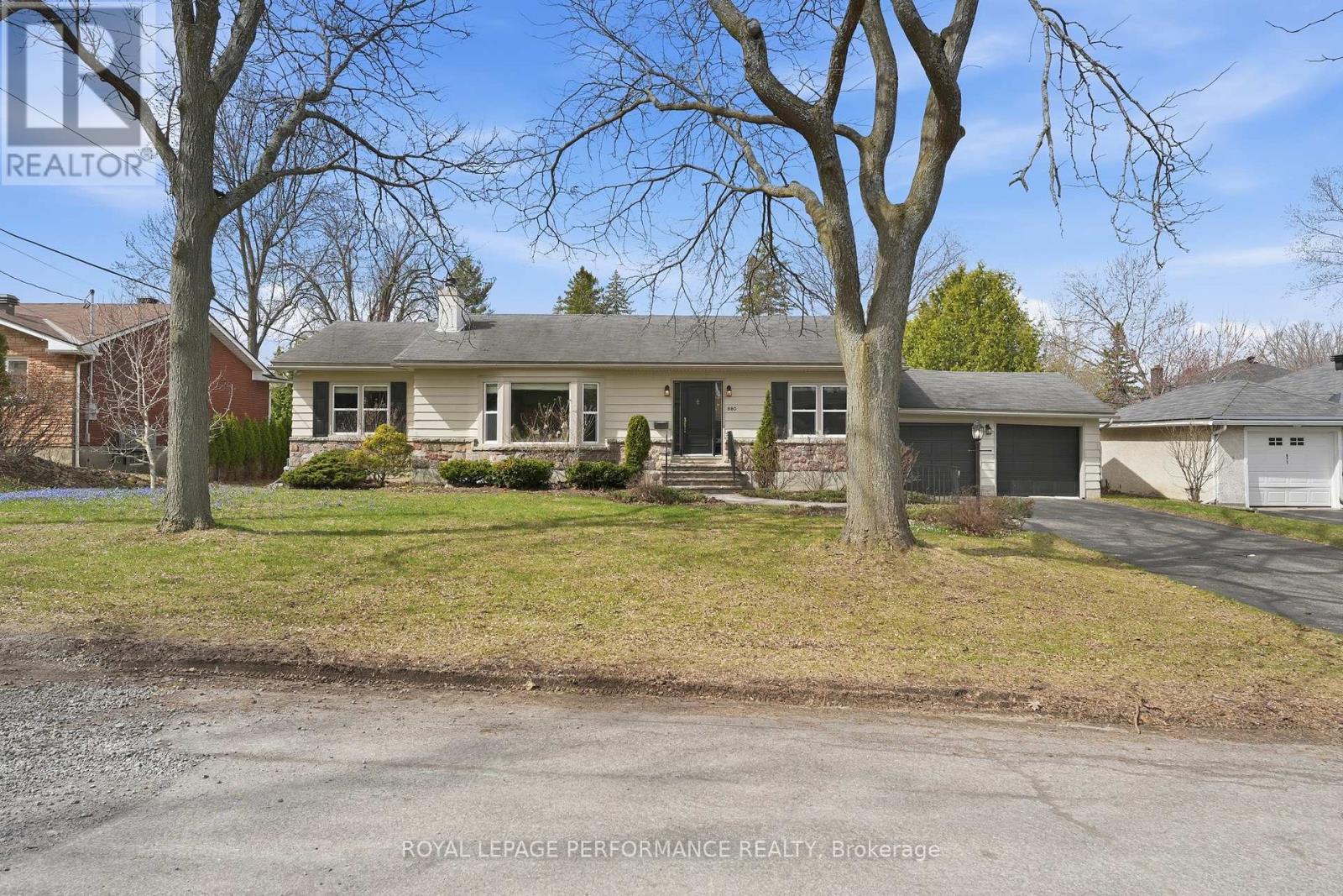 880 MELWOOD AVENUE, Ottawa, Ontario, K2A3C3 — Photo 2