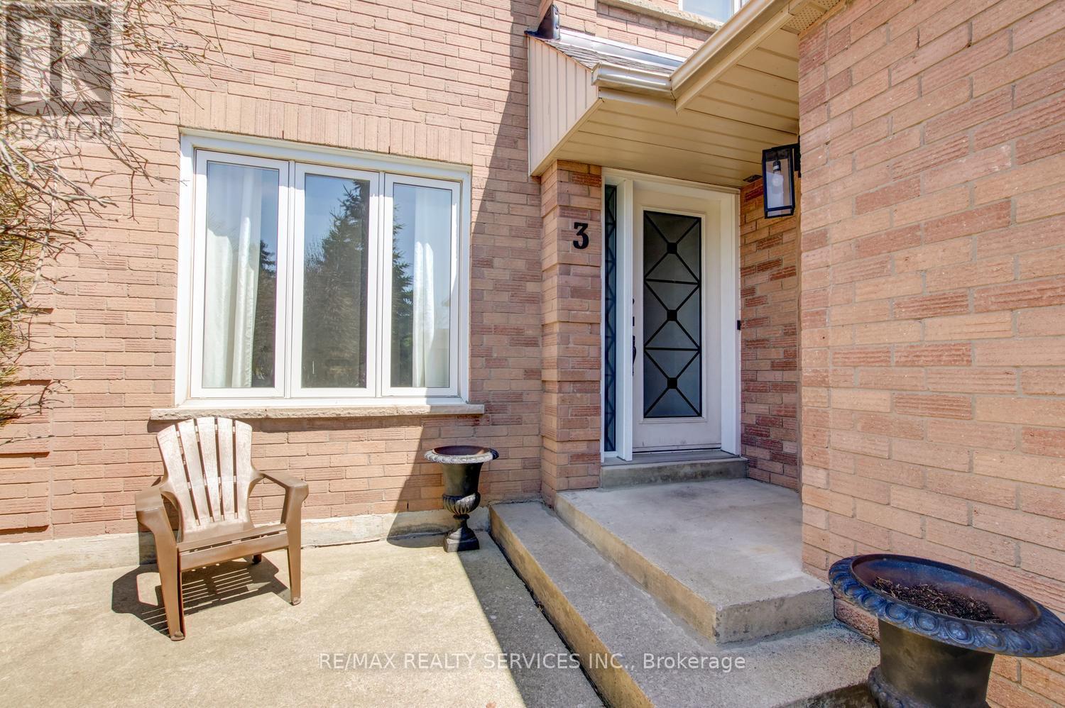 3 NYMARK PLACE, Brampton (Westgate), Ontario, L6S5T5 — Photo 2