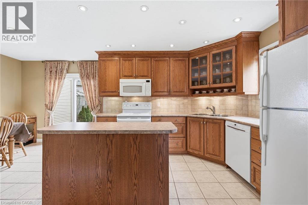 31 WHITE SANDS Court, Kitchener, Ontario, N2E3S4 — Photo 12