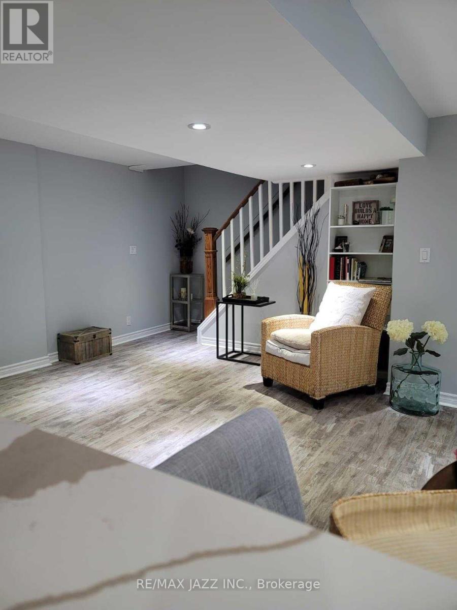 # 2 - 900 JUNIPER STREET, Oshawa (Centennial), Ontario, L1G3E1 — Photo 2