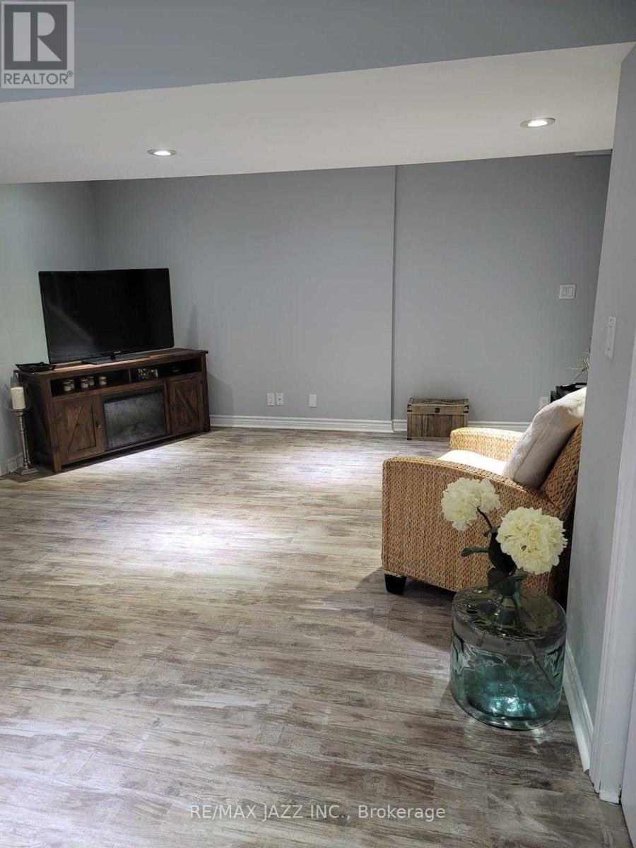 # 2 - 900 JUNIPER STREET, Oshawa (Centennial), Ontario, L1G3E1 — Photo 3