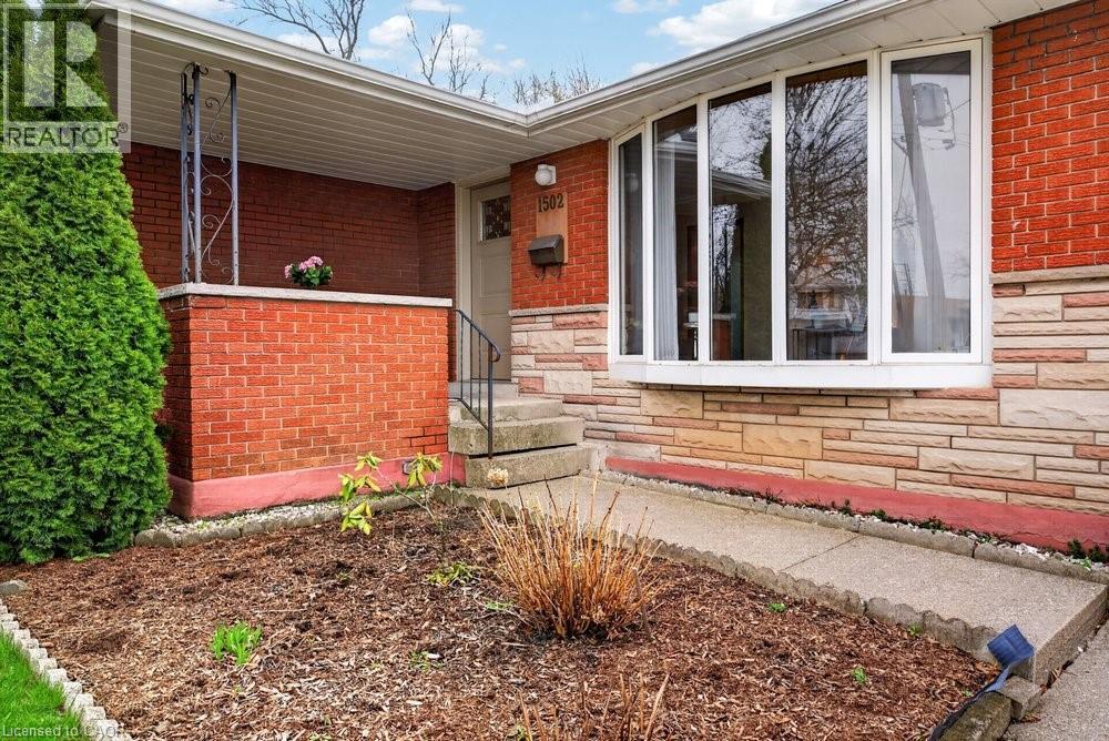 1502 BARKER Avenue, Burlington, Ontario, L7P2R4 — Photo 3