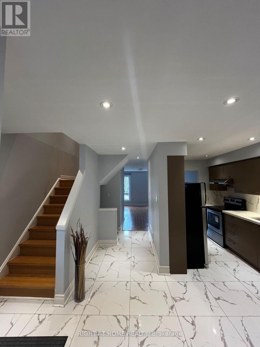 102 SEAMIST CRESCENT, Toronto (Milliken), Ontario, M1V3K4 — Photo 2