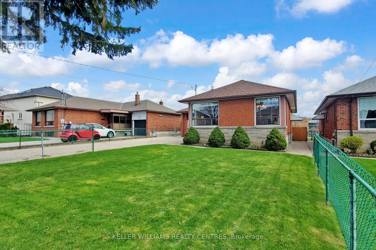 549 RUSTIC ROAD, Toronto (Maple Leaf), Ontario, M6L1X8 — Photo 3