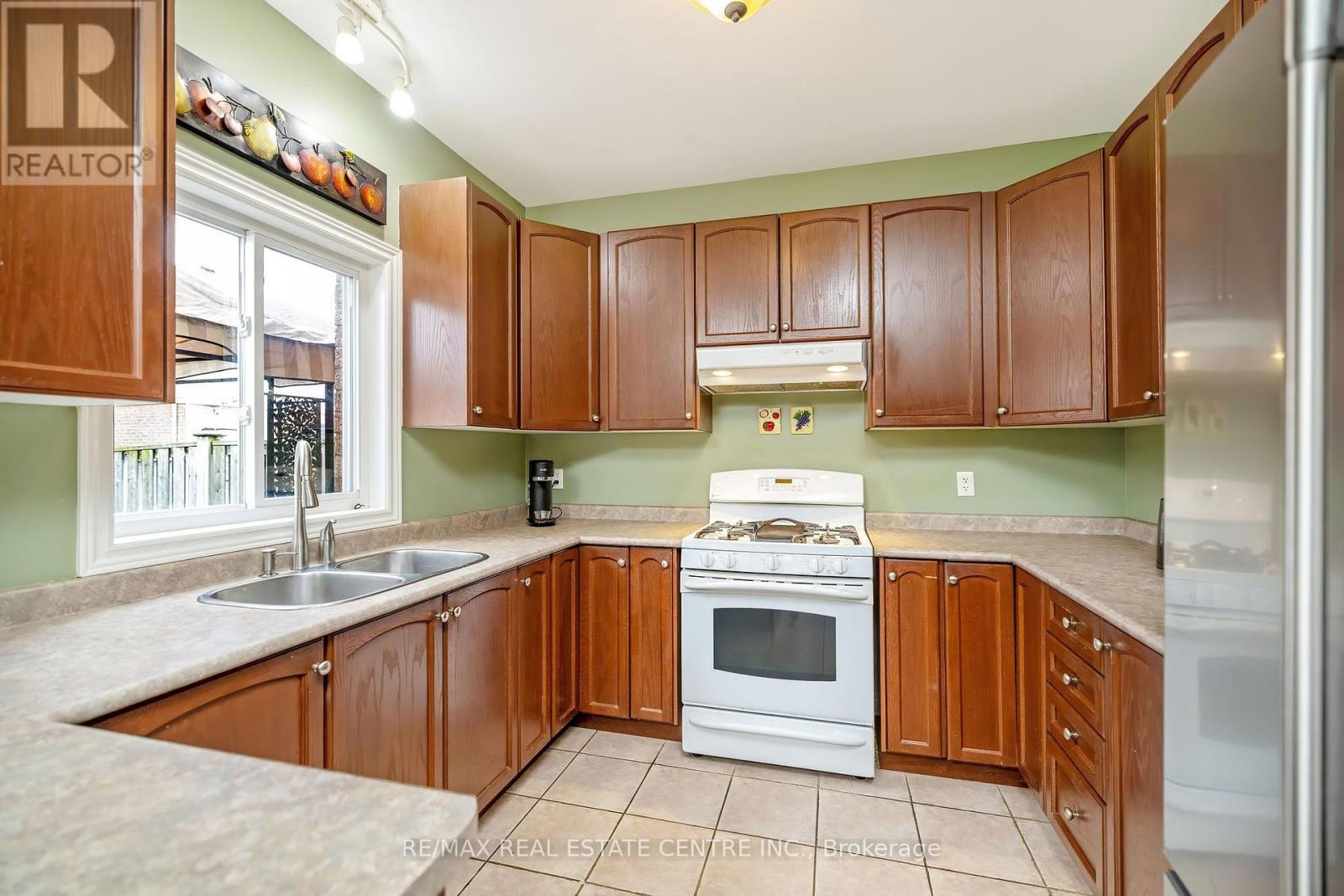 305 TEETZEL DRIVE, Milton (CL Clarke), Ontario, L9T0B1 — Photo 10