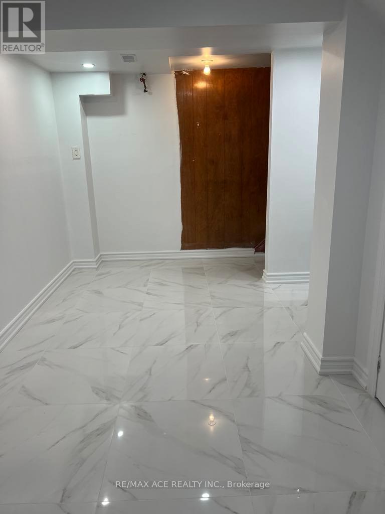 BSMT - 26 OAKRIDGE DRIVE, Toronto (Cliffcrest), Ontario, M1M2A4 — Photo 2