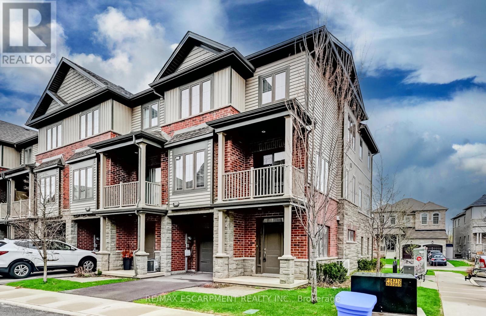 23 RIDGESIDE LANE W, Hamilton (Waterdown), Ontario, L8B1W5 — Photo 2