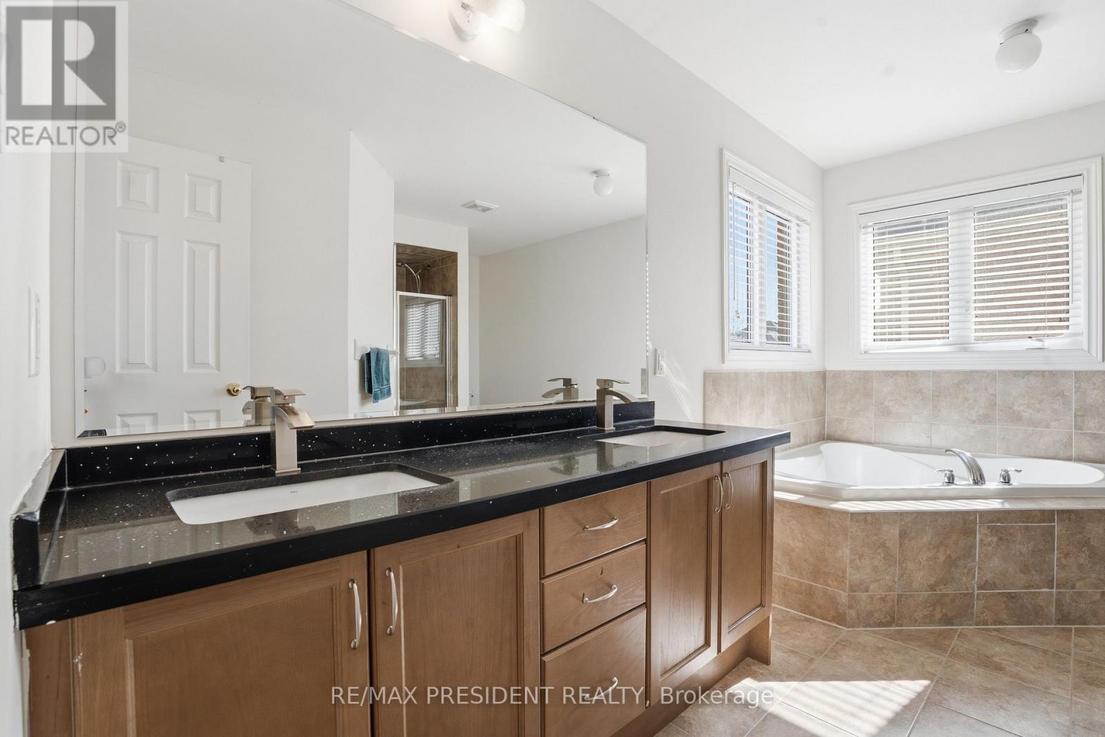 17 MCCARTNEY STREET, Hamilton (Waterdown), Ontario, L8B0T7 — Photo 27