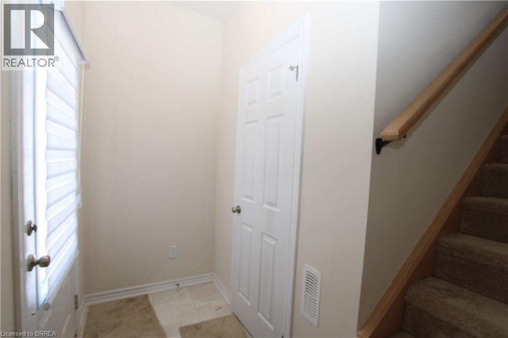 677 PARK Street N Unit# 13, Brantford, Ontario, N3R0A2 — Photo 2