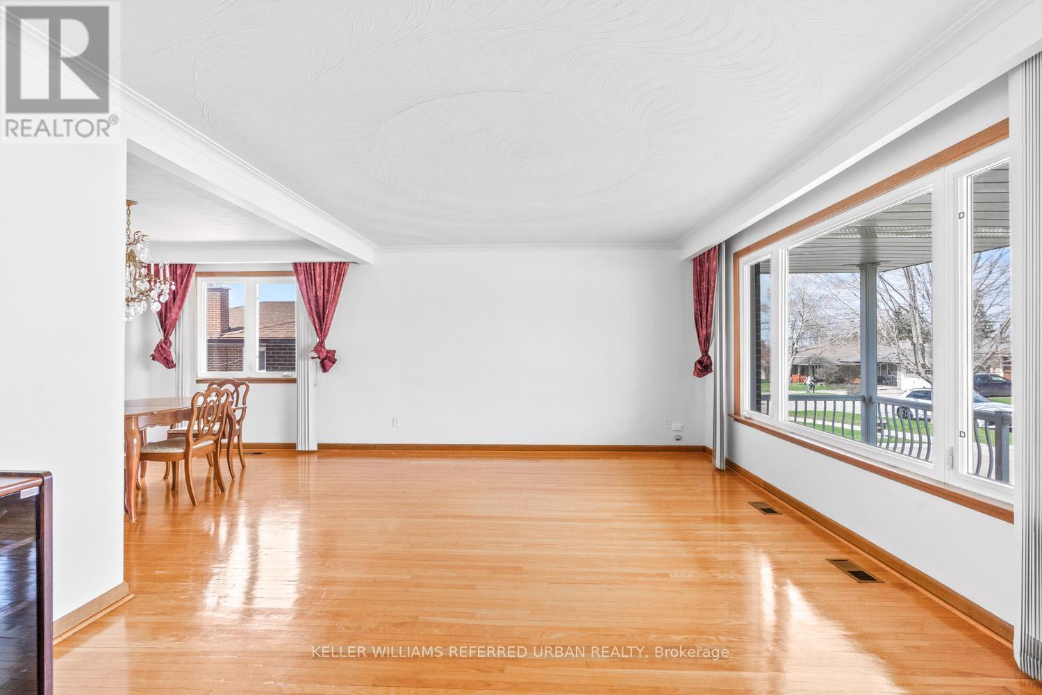 583 QUEENS DRIVE, Toronto (Maple Leaf), Ontario, M6L1N2 — Photo 4