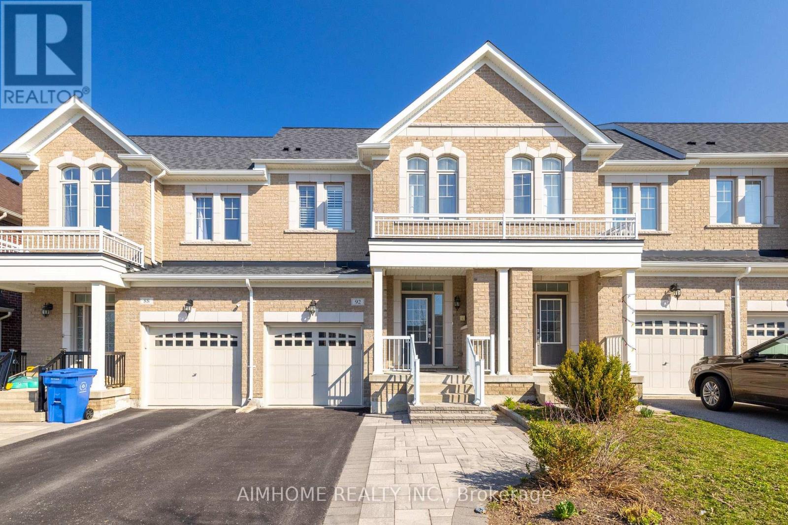 92 RADIAL DRIVE, Aurora, Ontario, L4G0Z8 — Photo 2