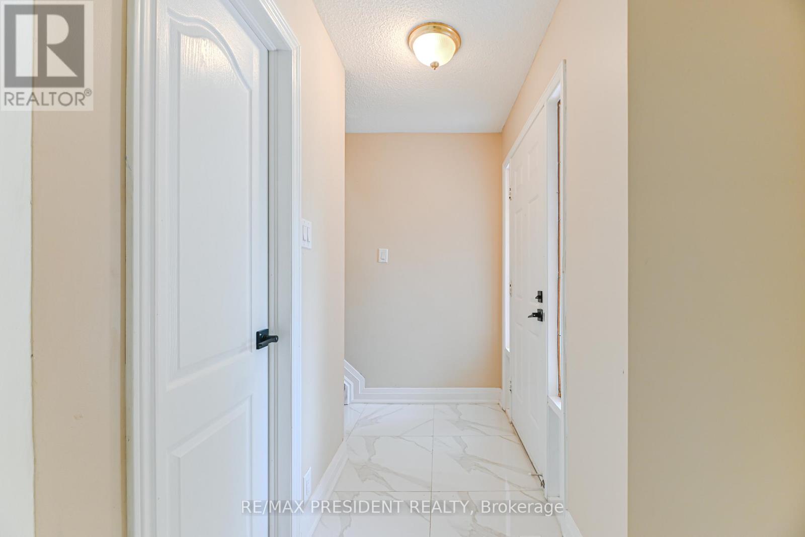 4 LAWNVIEW COURT, Brampton (Heart Lake West), Ontario, L7G1T4 — Photo 3