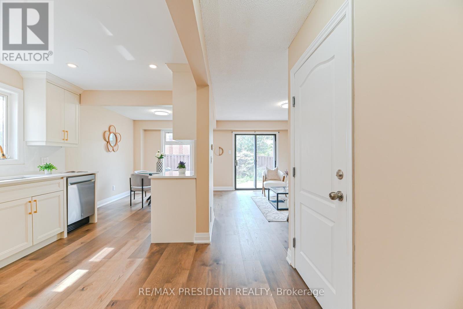 4 LAWNVIEW COURT, Brampton (Heart Lake West), Ontario, L7G1T4 — Photo 4