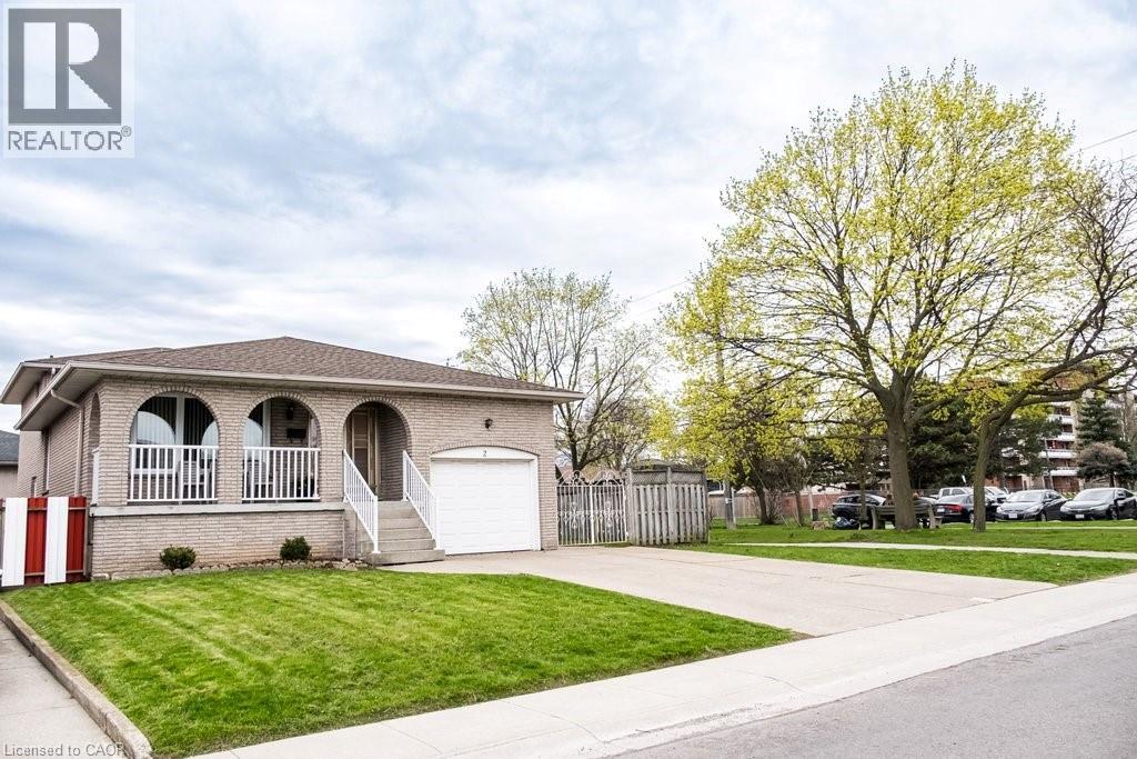 2 VILLAGE Drive, Hamilton, Ontario, L8E3M8 — Photo 3